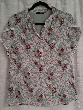 Green & White Floral Button-Front Women's Top